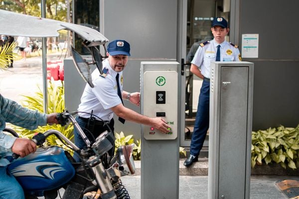 dich-vu-bao-ve-long-hoang-security-1f43f4bd8a94b4128a06ea5b778d30410grande